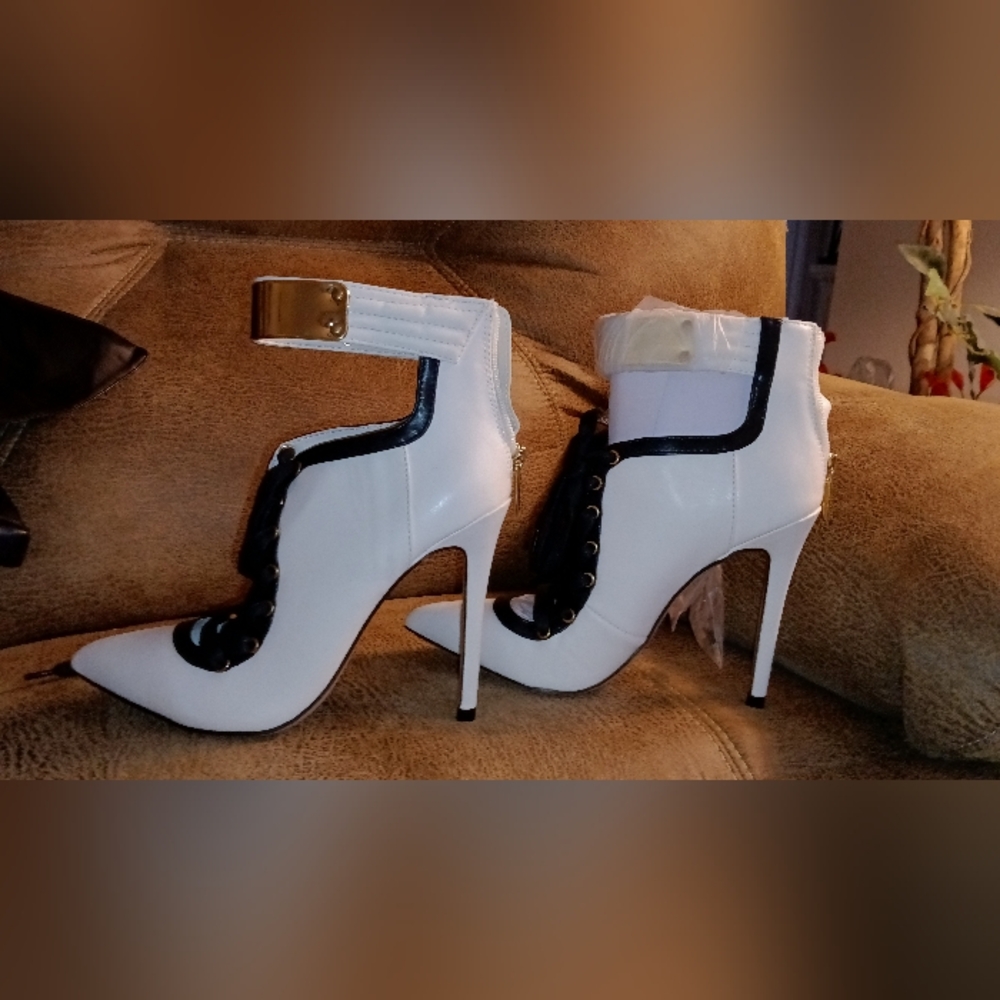 Shoe dazzle Size 6.5 Women's Heels Corset Style Shoelace,Zip Stylish Brand New